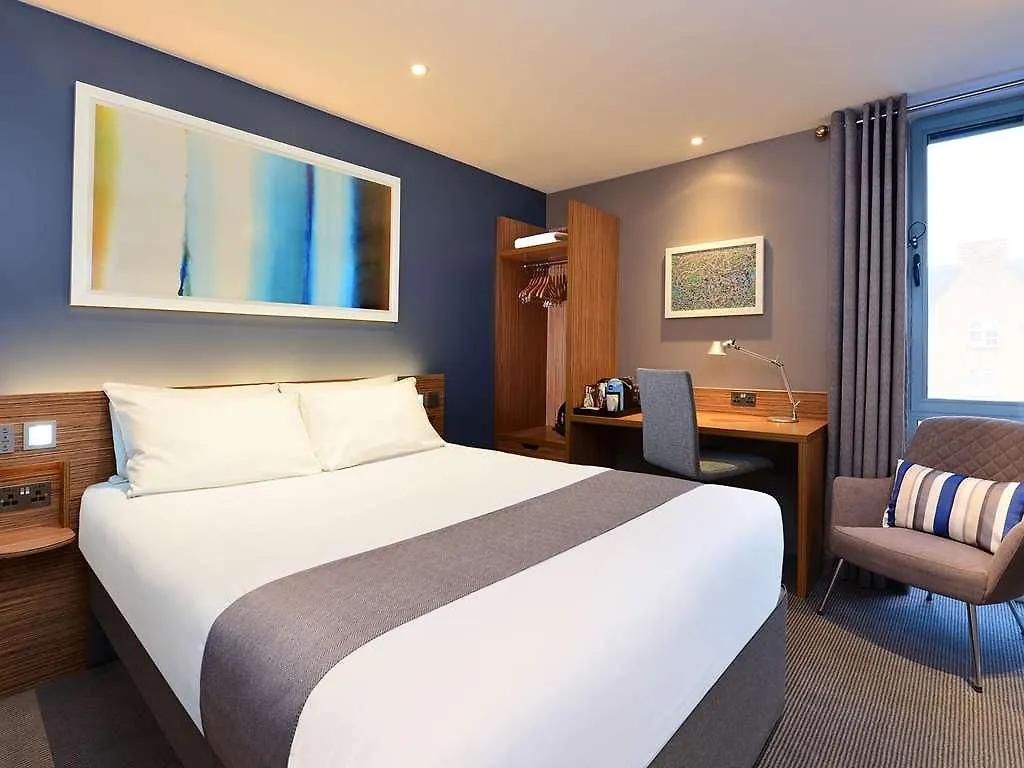 Travelodge London Central City Road 3*,